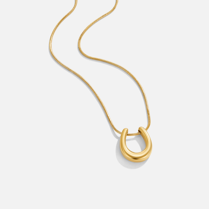 Collar dorado con herradura