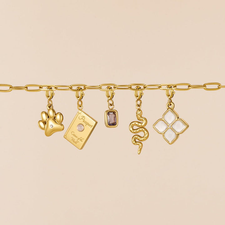 Collar con colgante en forma de clip chapado en oro de 18K