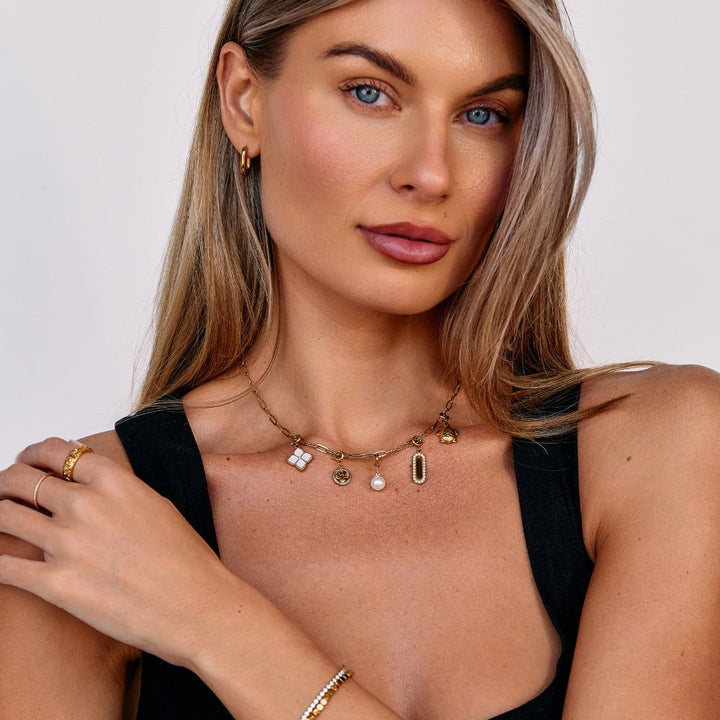 Collar con colgante en forma de clip chapado en oro de 18K