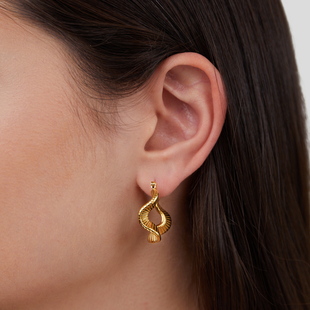 Pendientes de aro geométricos dorados