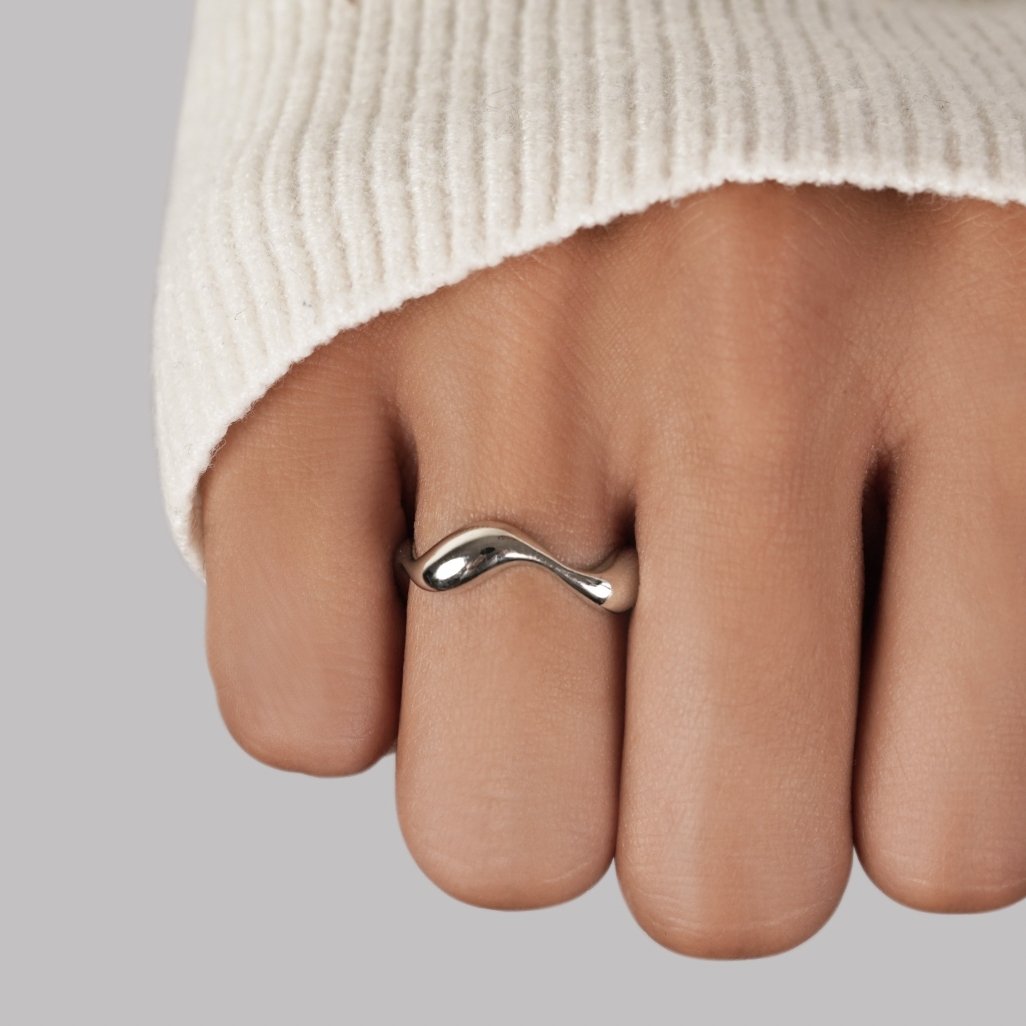 Anillo plateado ondulado