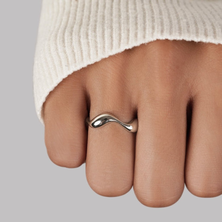 Anillo plateado ondulado