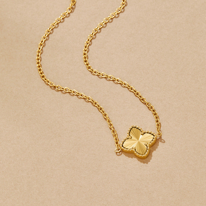 Collar Amara con colgante de trébol de cuatro hojas