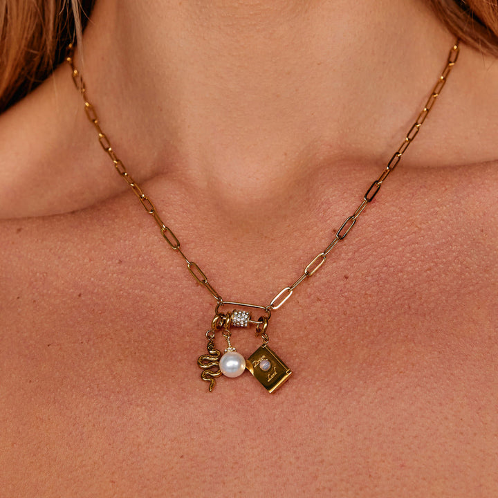 Collar con colgante en forma de clip