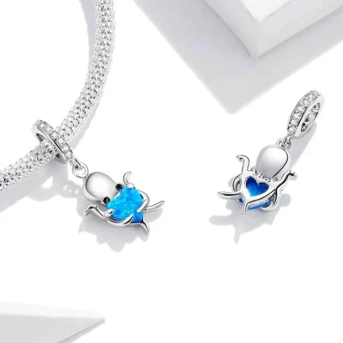 Colgante azul de insecto