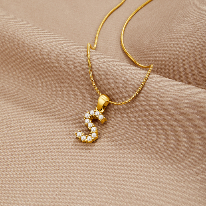 Collar con letras y perlas