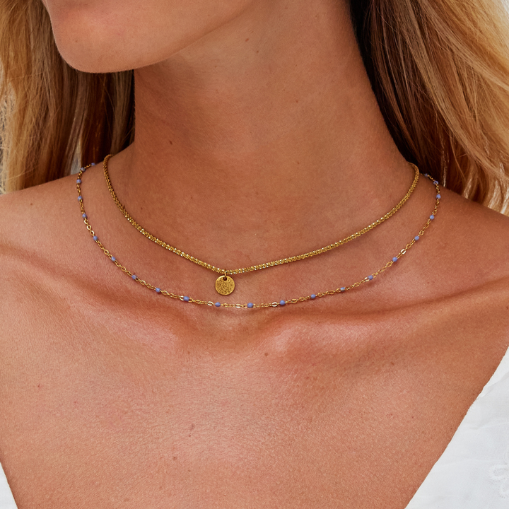 Collar dorado multicapa Lia con medallón y cuentas