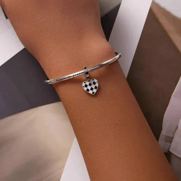 Collar con corazón de tablero de ajedrez