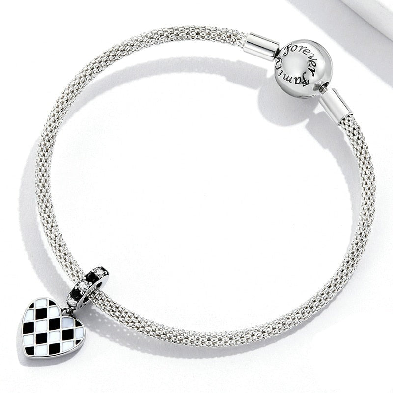 Collar con corazón de tablero de ajedrez