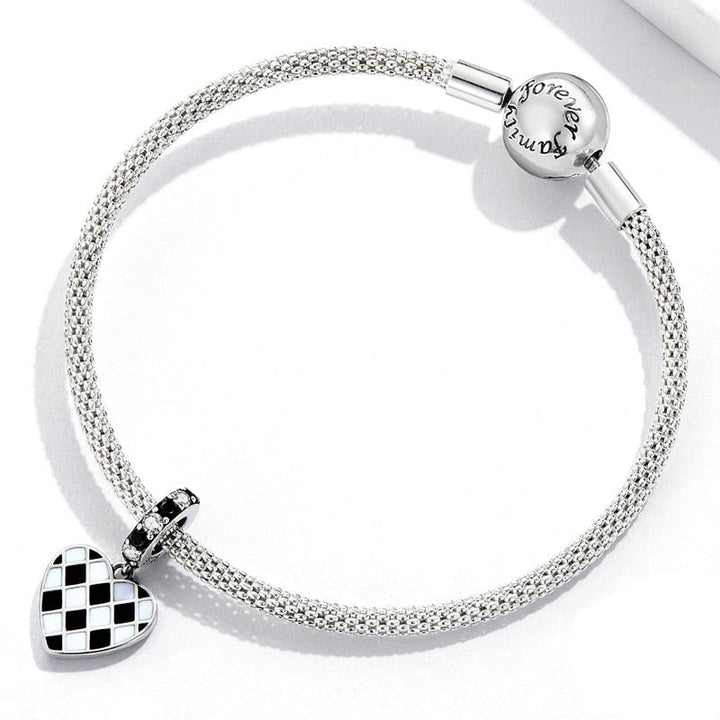 Collar con corazón de tablero de ajedrez