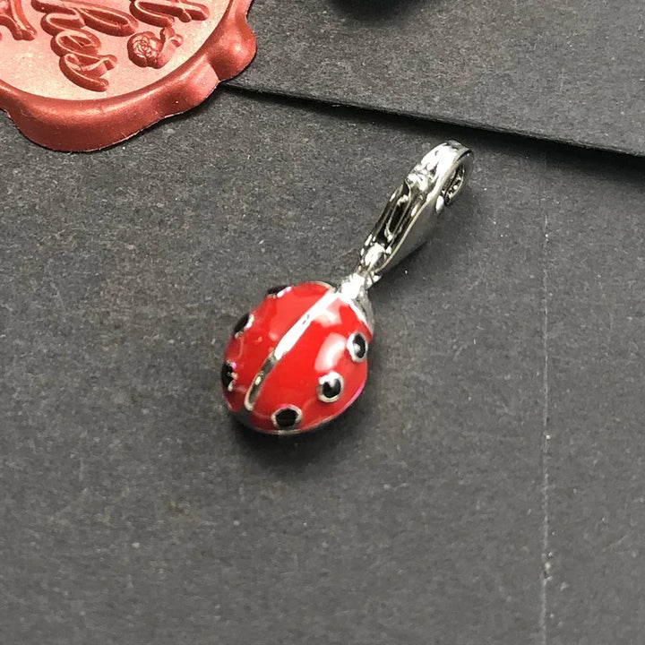 Colgante de mariquita rojo