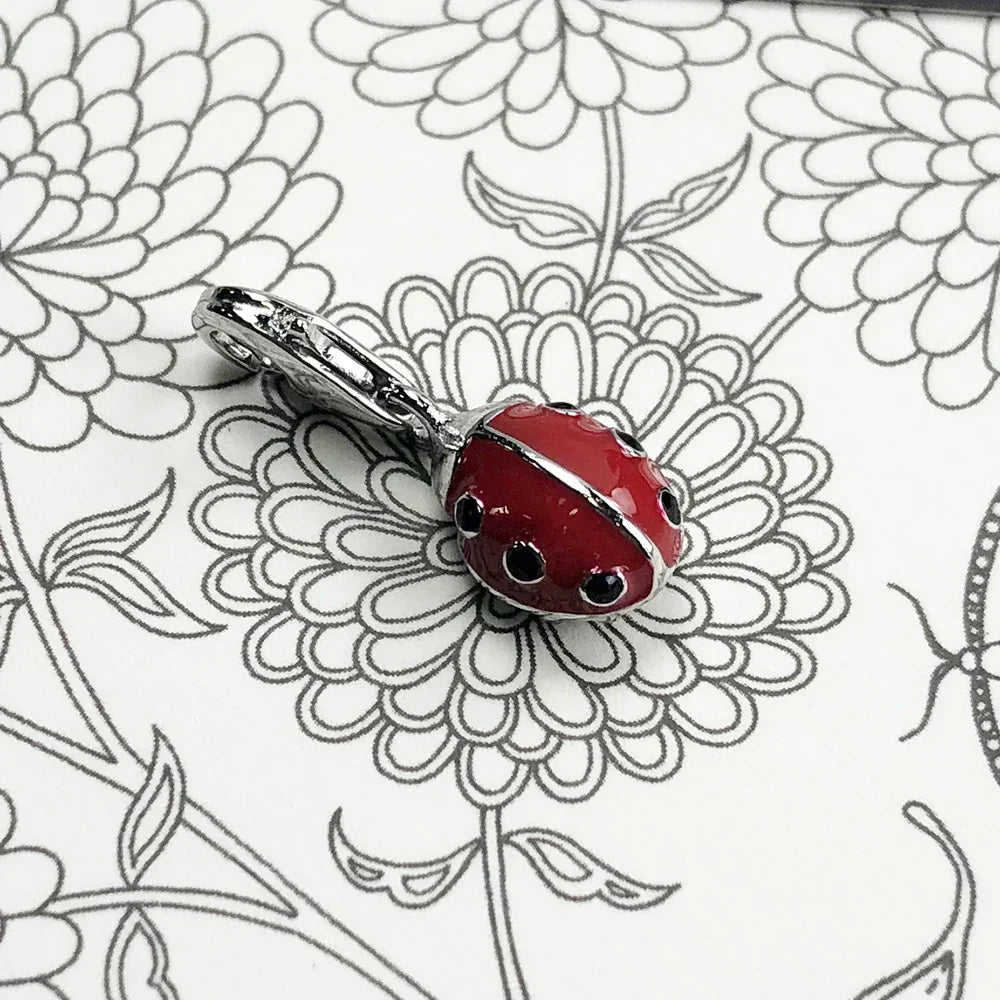 Colgante de mariquita rojo