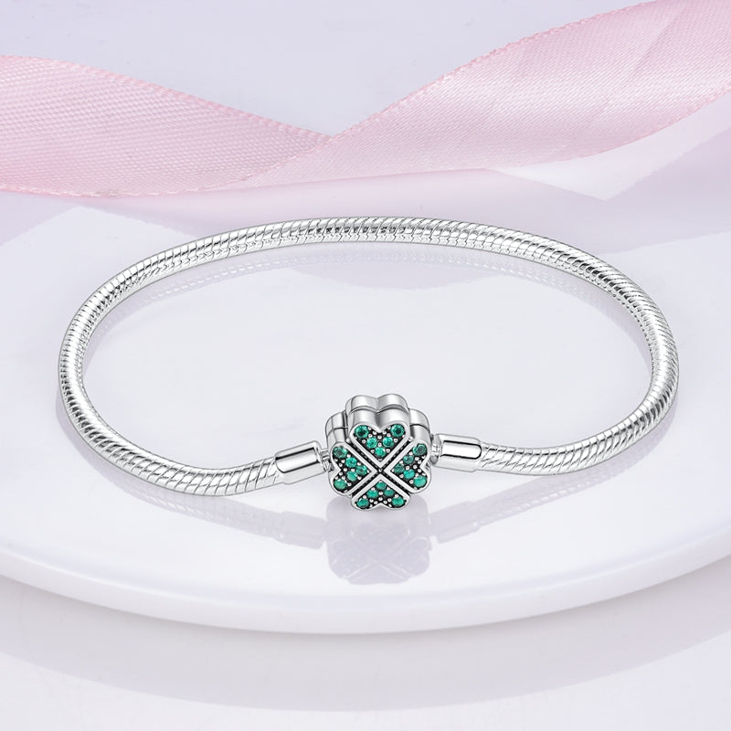 Pulsera con el encanto del trébol de la suerte
