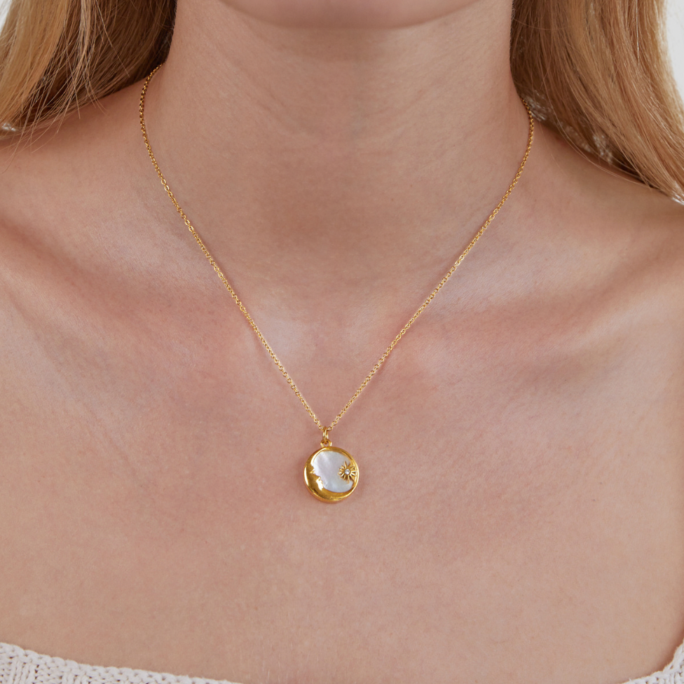 Collar Sueños en las Nubes con luna y estrellas