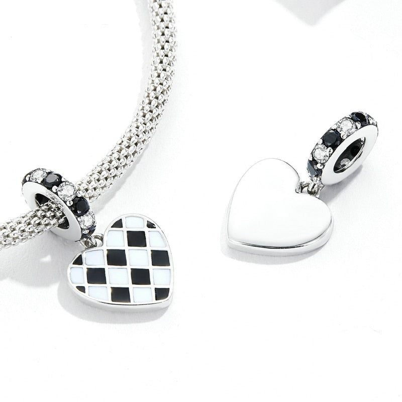 Collar con corazón de tablero de ajedrez