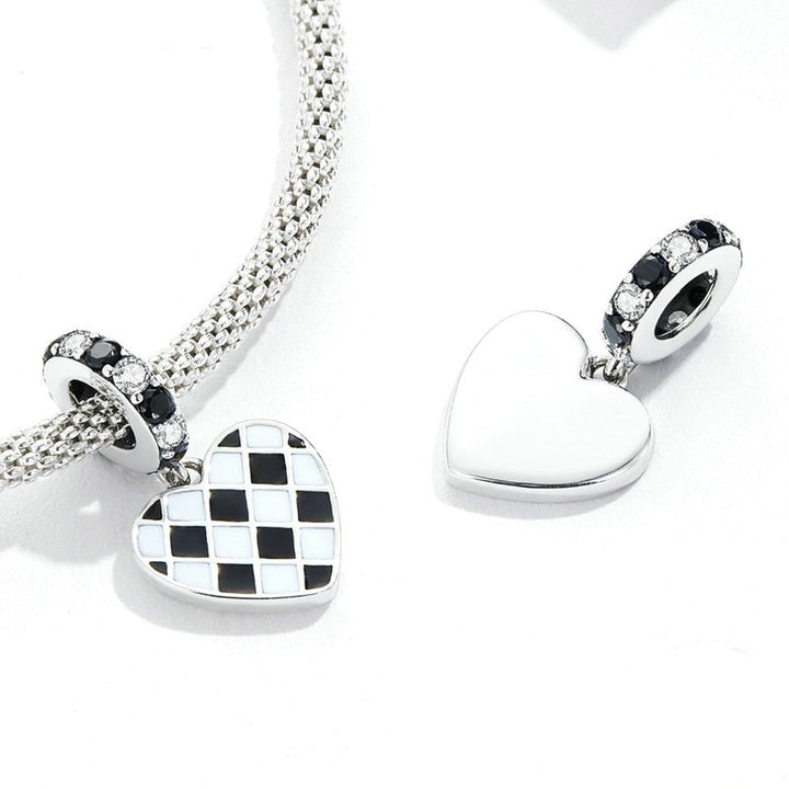 Collar con corazón de tablero de ajedrez