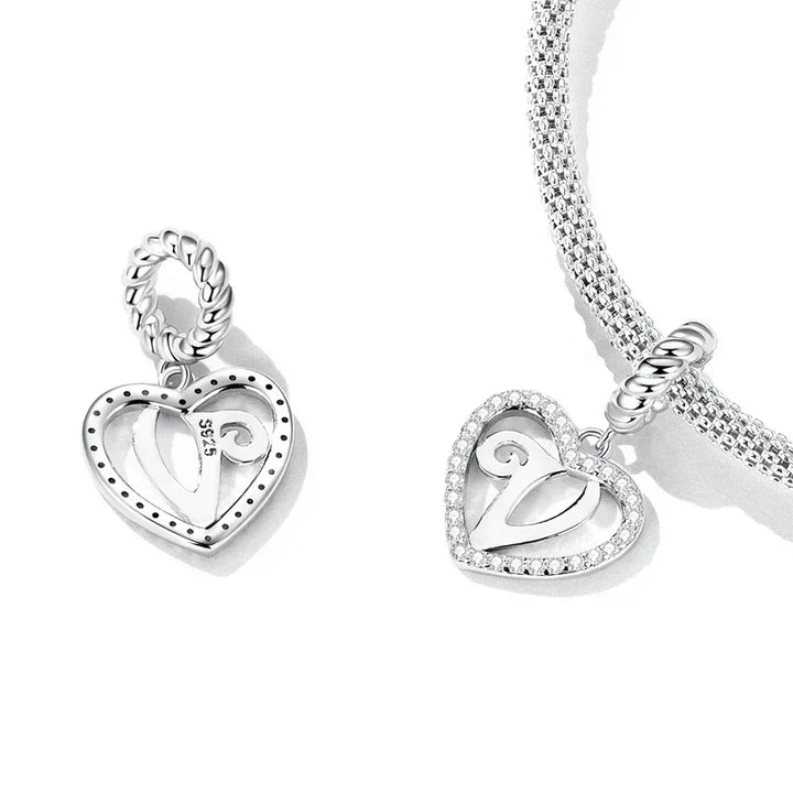 Colgante con la letra V en forma de corazón