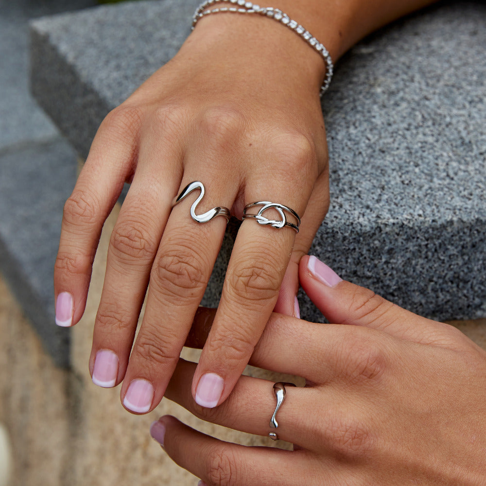 Anillo plateado amor lazo