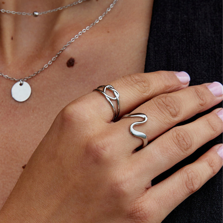 Anillo plateado amor lazo