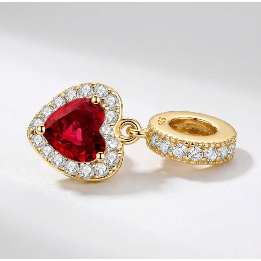 Colgante de oro con corazón rojo