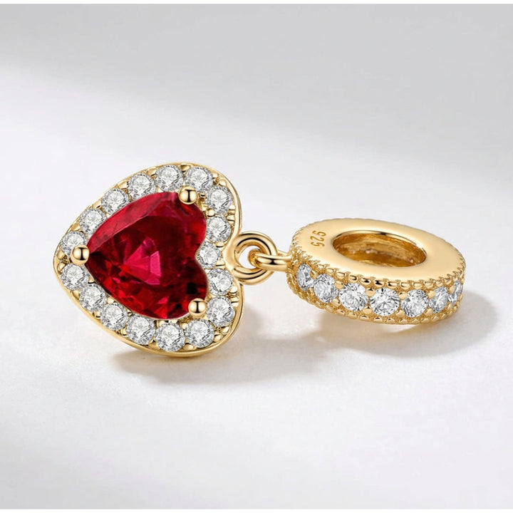 Colgante de oro con corazón rojo