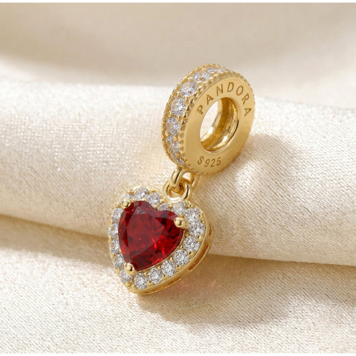 Colgante de oro con corazón rojo