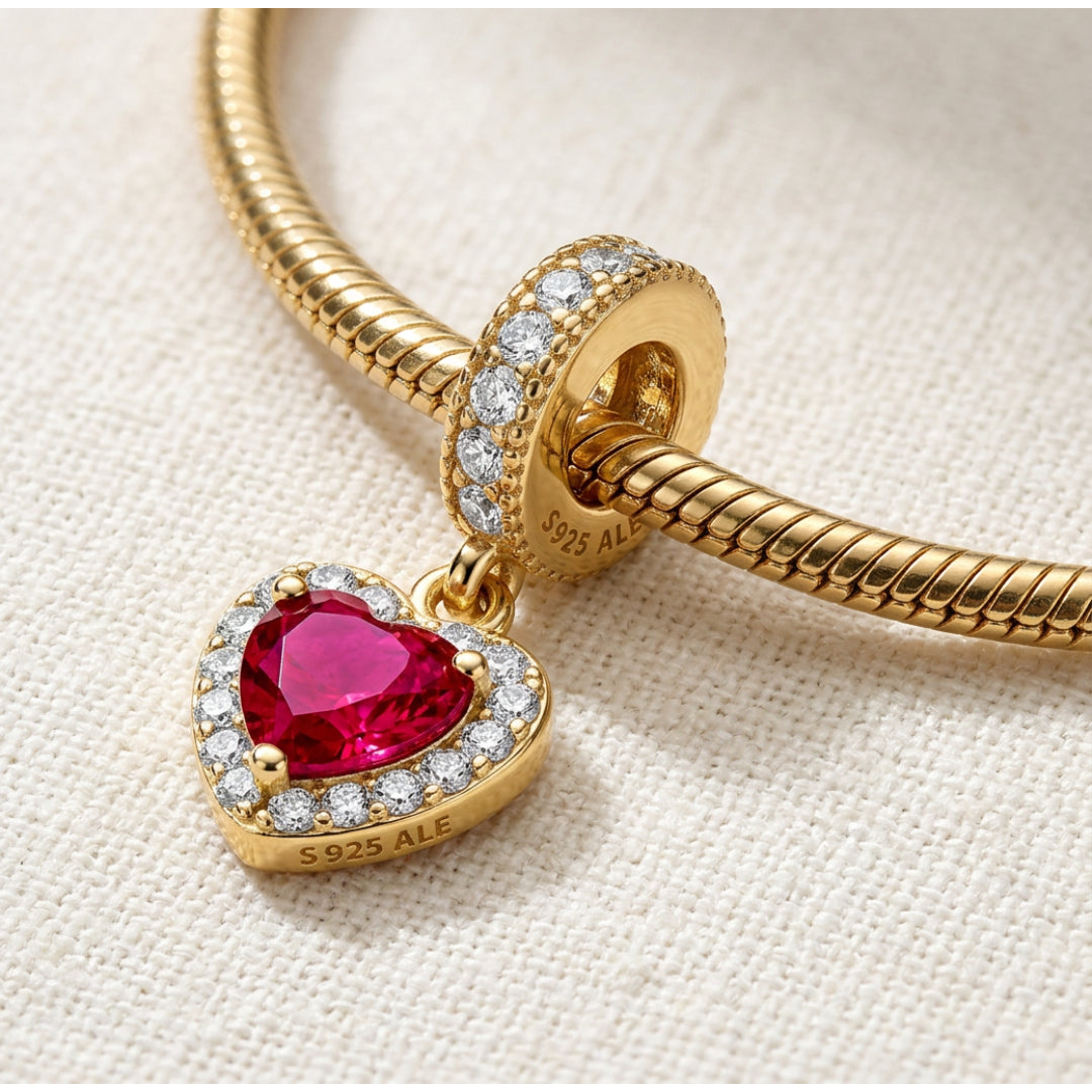 Colgante de oro con corazón rojo