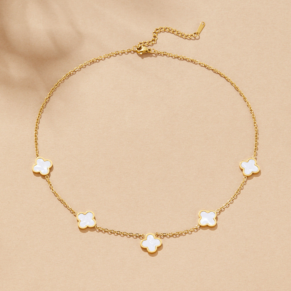 Collar de flores con trébol blanco