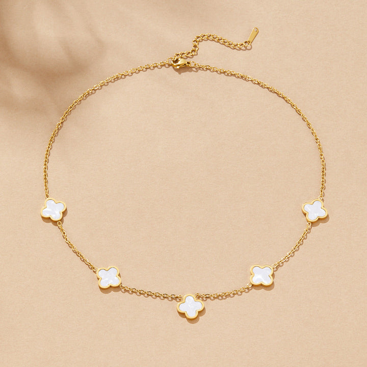 Collar de flores con trébol blanco
