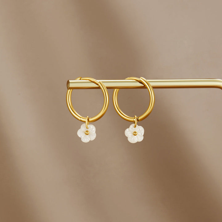 Pendientes florales blancos de concha
