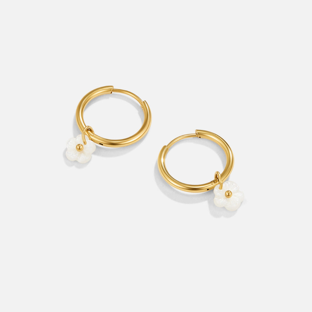 Pendientes florales blancos de concha