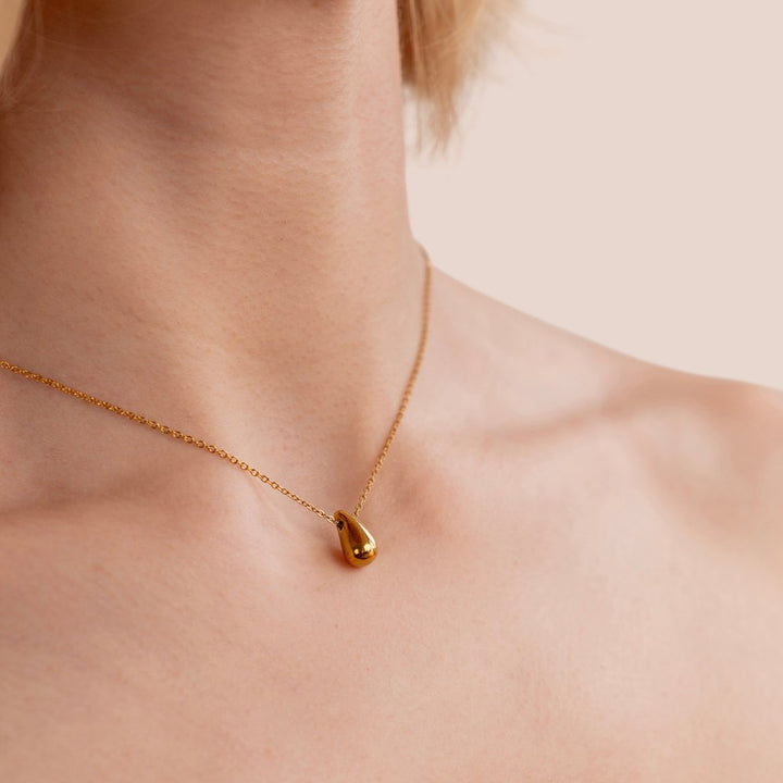 Collar dorado Amara con gota