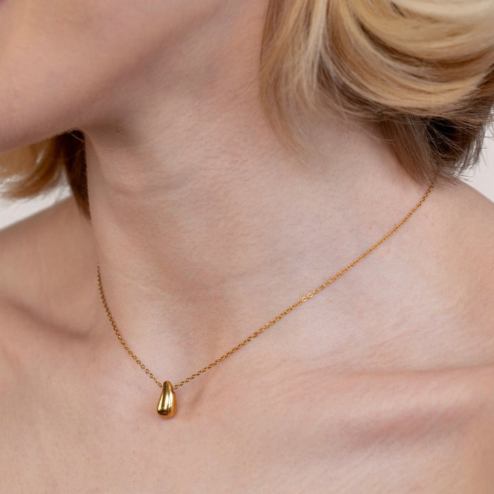 Collar dorado Amara con gota
