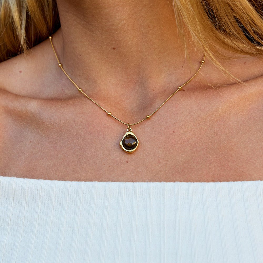Collar con colgante de ámbar