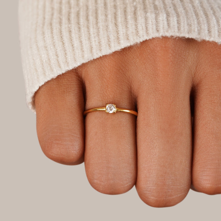 Anillo dorado 18K abril piedra de nacimiento
