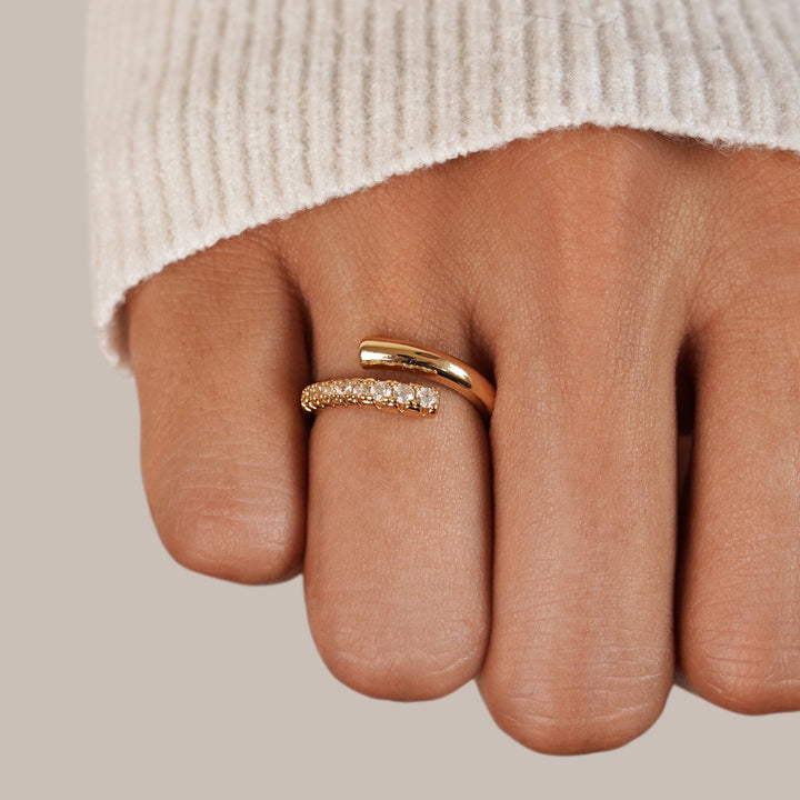 Anillo Arya dorado y cristal