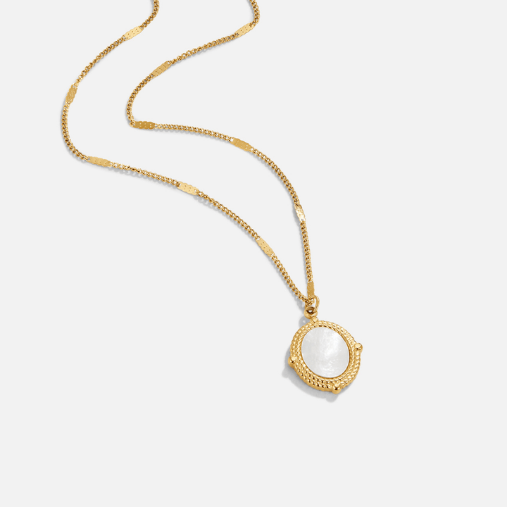 Collar de perlas blancas con colgante de concha