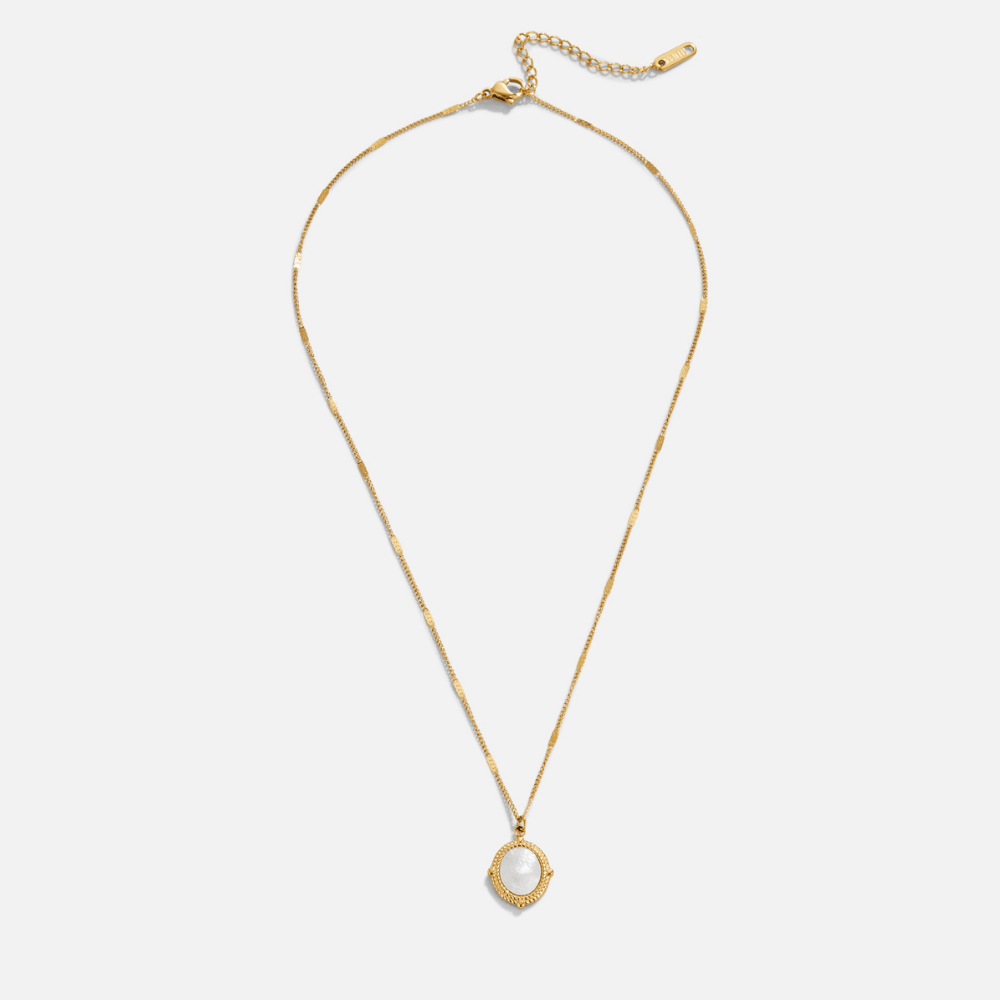 Collar de perlas blancas con colgante de concha