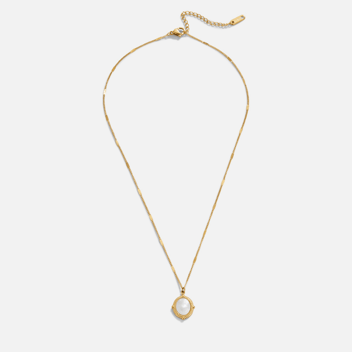 Collar de perlas blancas con colgante de concha