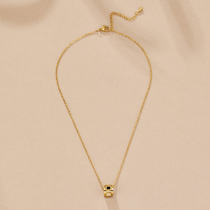 Collar con colgante cúbico de ágata negra