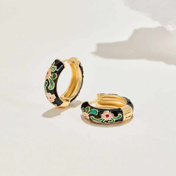Pendientes negros y dorados con flores
