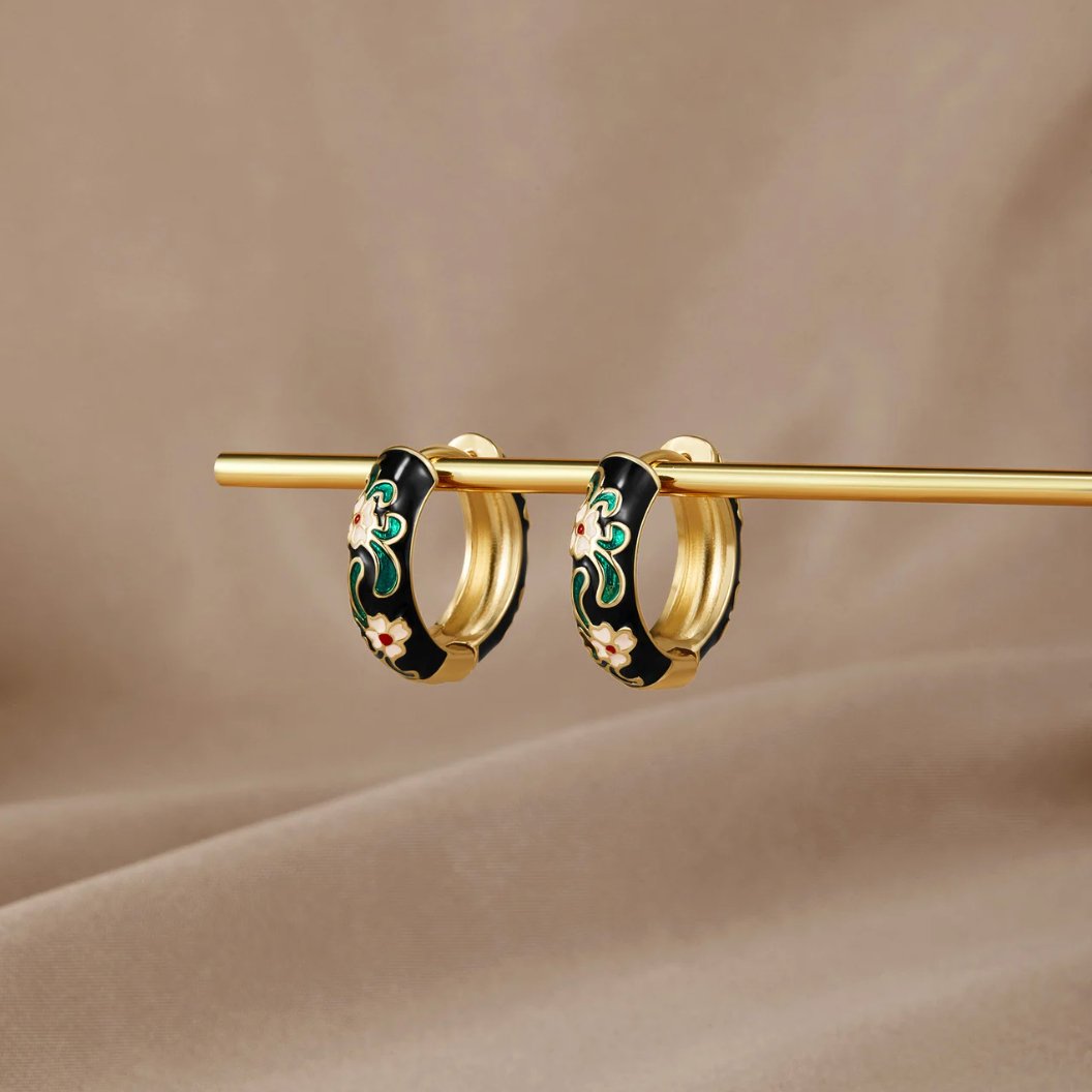 Pendientes negros y dorados con flores