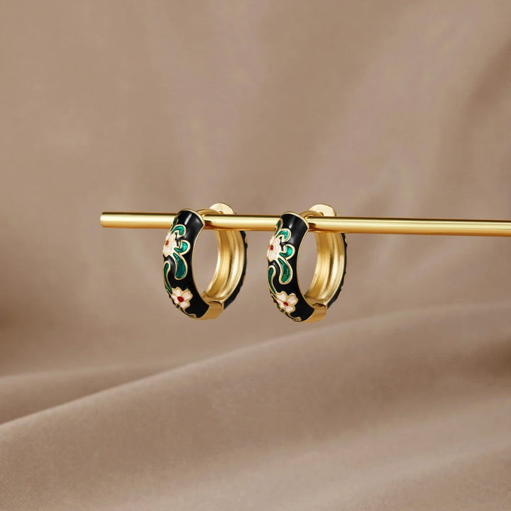 Pendientes negros y dorados con flores