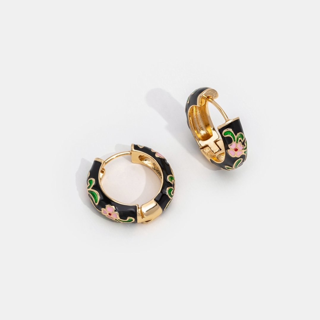 Pendientes negros y dorados con flores