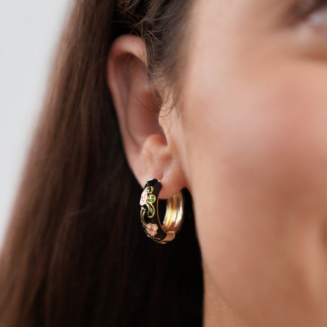 Pendientes negros y dorados con flores