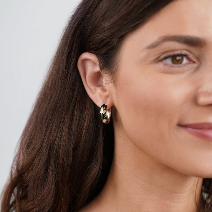 Pendientes negros y dorados con flores