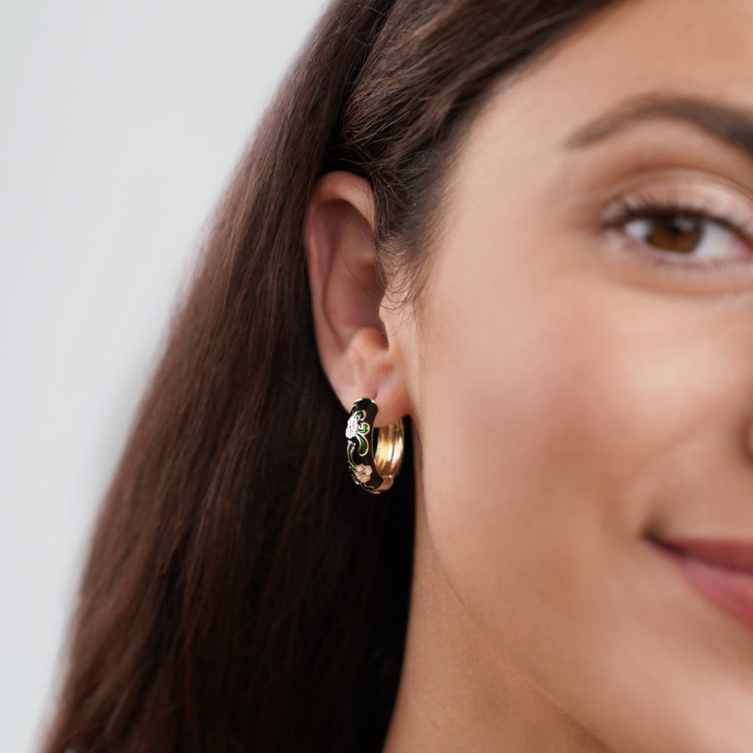 Pendientes negros y dorados con flores