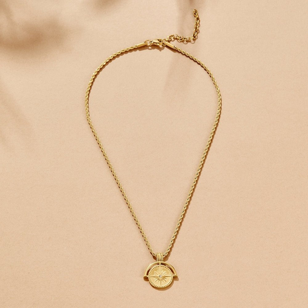 Collar dorado Celestial con medallón