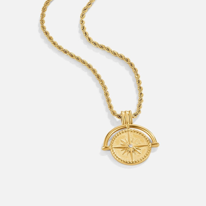 Collar dorado Celestial con medallón