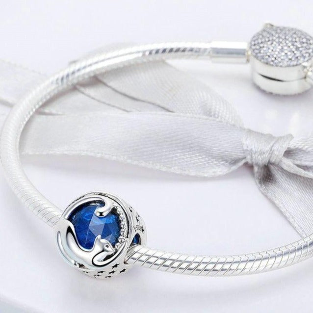 Collar azul con gato